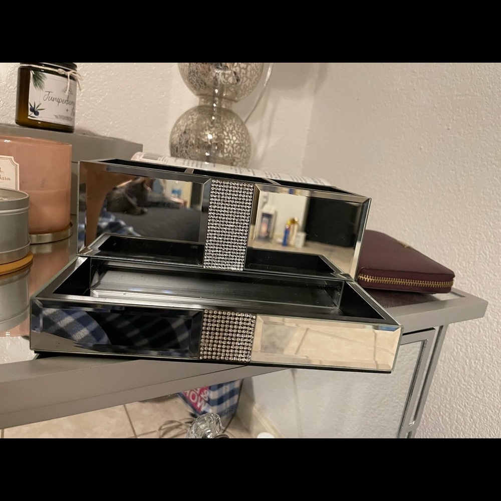 Vanity makeup- jewelry organizer